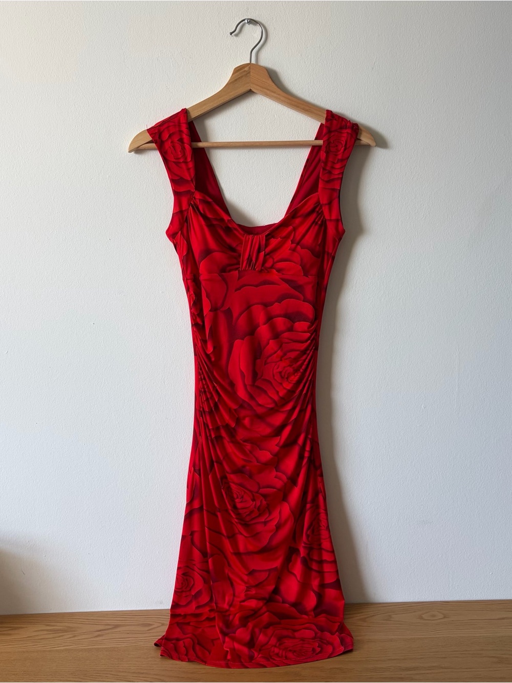Le Chateau red rose print ruched bodycon dress